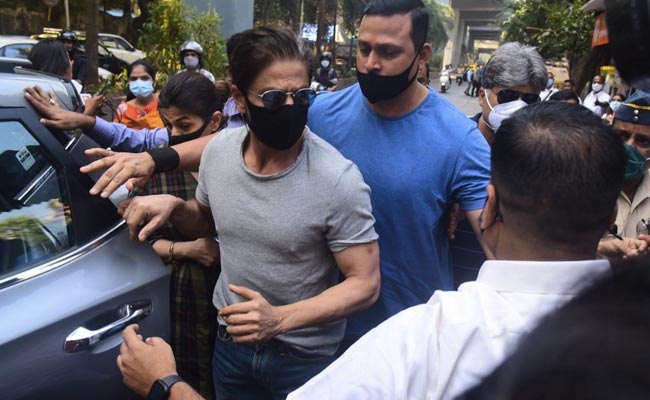 Shah Rukh Khan's Close Friend Denounces Alleged Leaked Chats - "SRK Doesn't Talk Like That" 87 Mumbai Drug Bust Case: Shah Rukh Khan Meets Son Aryan Khan In Mumbai Arthur Road Jail