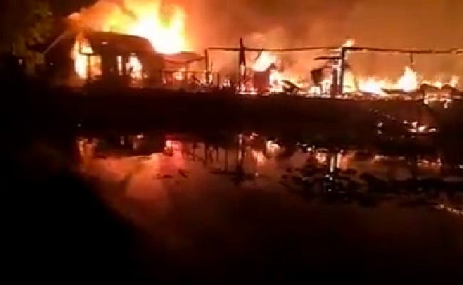 Tragedy Strikes Dal Lake: Five Houseboats Reduced To Ashes In Massive Fire 88 Nigeen Lake Fire: 7 Houseboats Destroyed In Massive Jammu And Kashmir Fire At Srinagar's Nigeen Lake