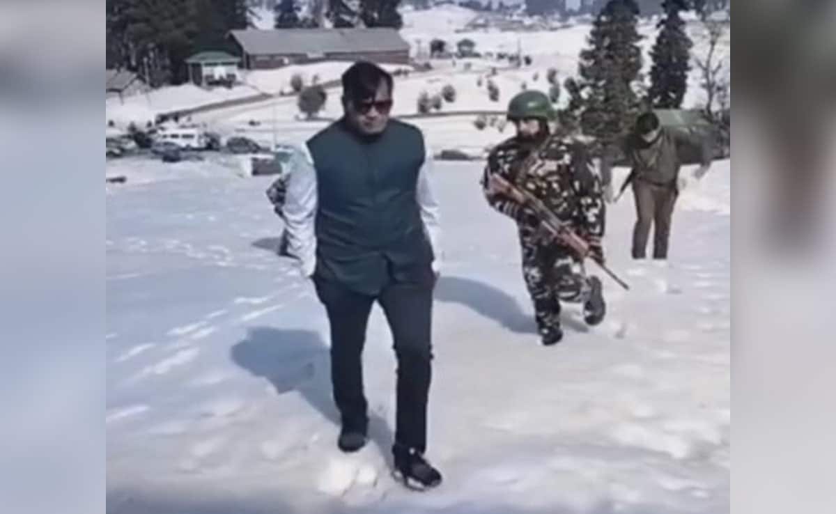 A Man Posing As A PMO Official Arrested From Srinagar : Know More 92 Gujarat Conman Poses As PMO Official In Srinagar, Visits Border Post