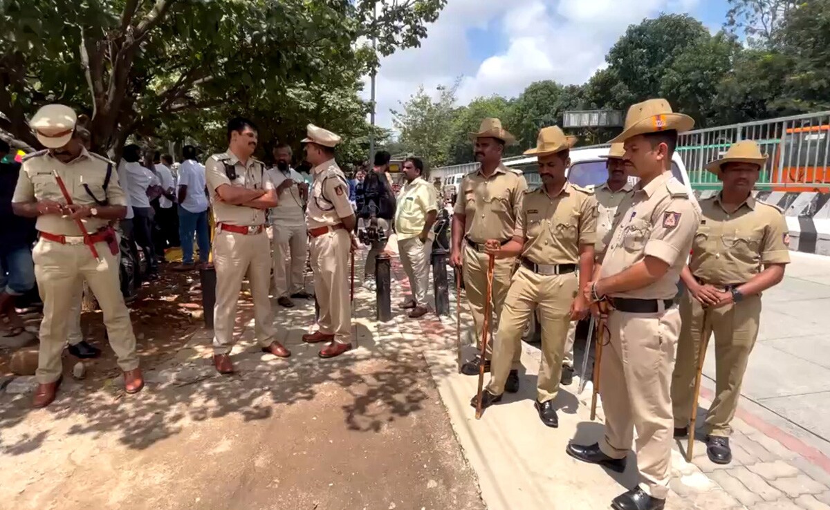 Dead Rat Found In Breakfast For Cops Amid Bengaluru Bandh Over Cauvery Row