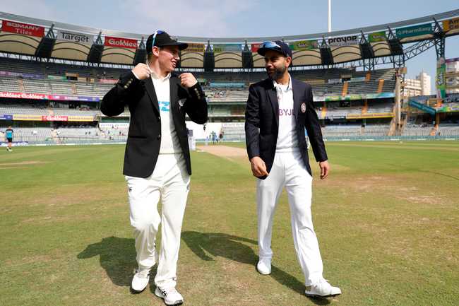 Virat Kohli won the toss and India chose to bat. Jayant Yadav, Mohammed Siraj and Kohli came in the eleven in place of Ishant Sharma, Ravindra Jadeja and Ajinkya Rahane. Daryll Mitchell replaced Kane Williamson for New Zealand.