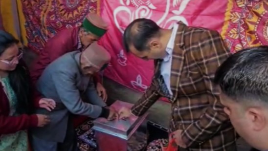 Independent India's First Voter, Shyam Saran Negi Passes Away 88 Shyam Saran Negi casting his vote