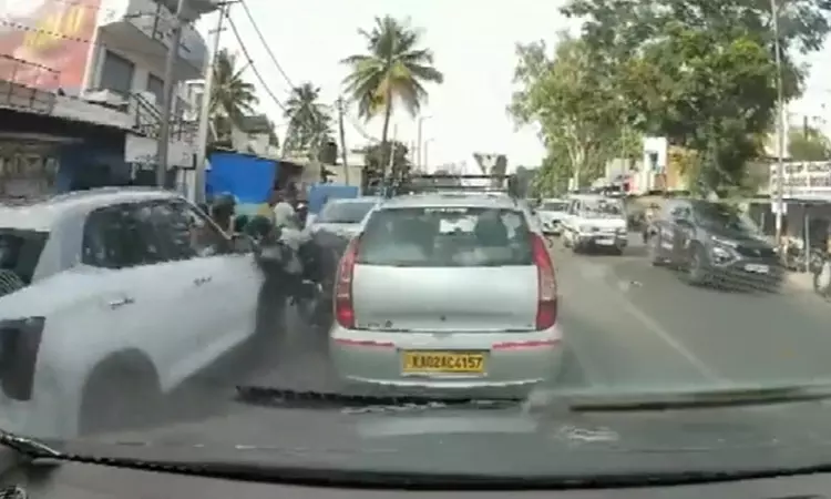 Hit-And-Run Horror In Bengaluru: SUV Leaves Four Injured On Diwali Night 88 Rashly-Driven SUV Hits 3 Bikes In Bengaluru On Diwali Day, 4 Hurt | தீபாவளி நாளில் பதற வைத்த விபத்து.. கட்டுப்பாட்டை இழந்த கார் மோதி 4 பேர் காயம்