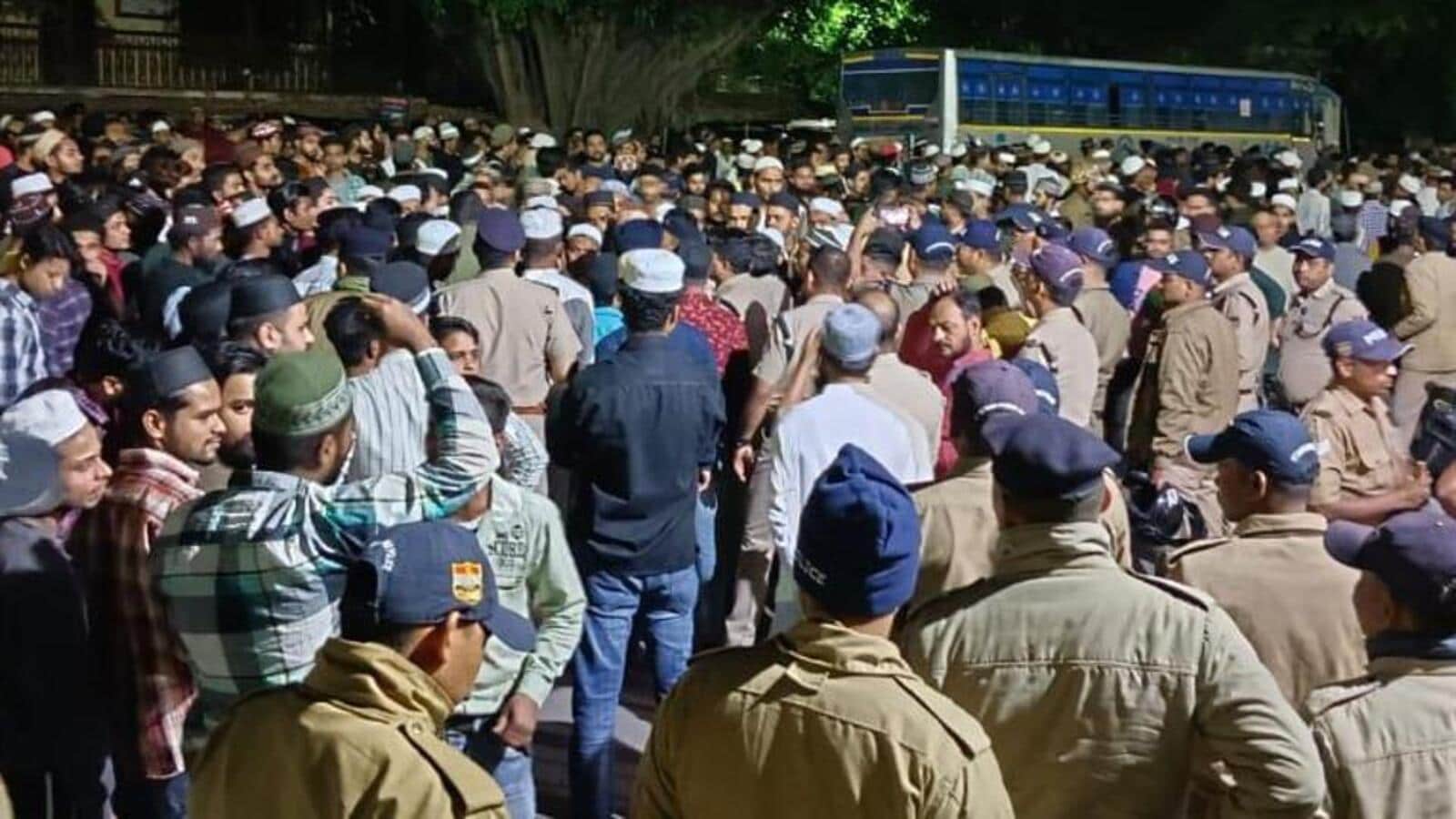 Violence Erupts In Haldwani Over Demolition | Ongoing Tensions And Government Response 88 Communal tension erupts in Uttarakhand's Haldwani; case filed against 40 people -