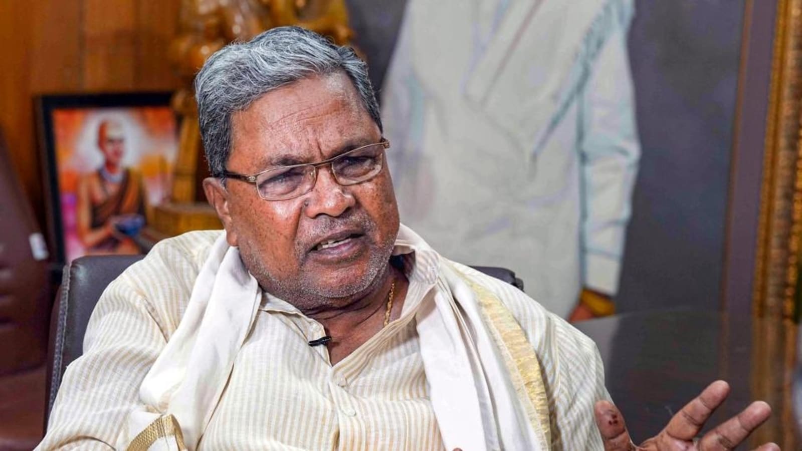 Siddaramaiah and DK Shivakumar Advocate Inclusive Policing, Warn Against Saffronisation 87 No 'zero traffic' rule, 'garlands' for me: Karnataka's new CM Siddaramaiah | Latest News India - Hindustan Times