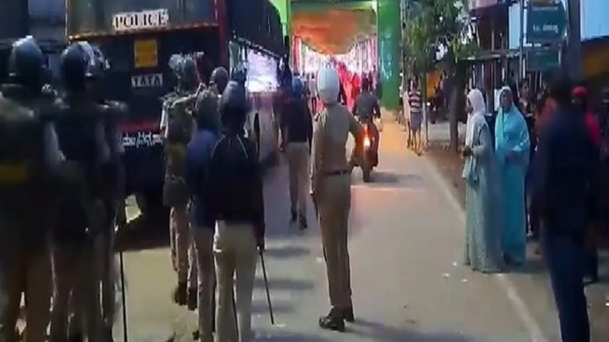 Karnataka: Clash In Shivamogga's Ragi Gudda, Section 144 Imposed 92 Stone Pelting in Shivamogga: कर्नाटक के शिवमोगा में पथराव के बाद पांच लोग घायल, इलाके में धारा 144 लागू - Five people injured after stone pelting in Shivamogga Karnataka Section 144 imposed