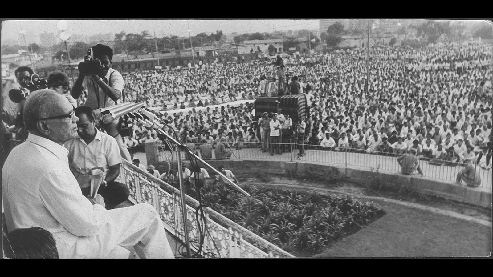 The Indian Emergency: A Dark Chapter in History and Its Impact on Democracy and Society 89 Review: India's First Dictatorship; The Emergency, 1975-77 by Christophe Jaffrelot and Pratinav Anil - Hindustan Times