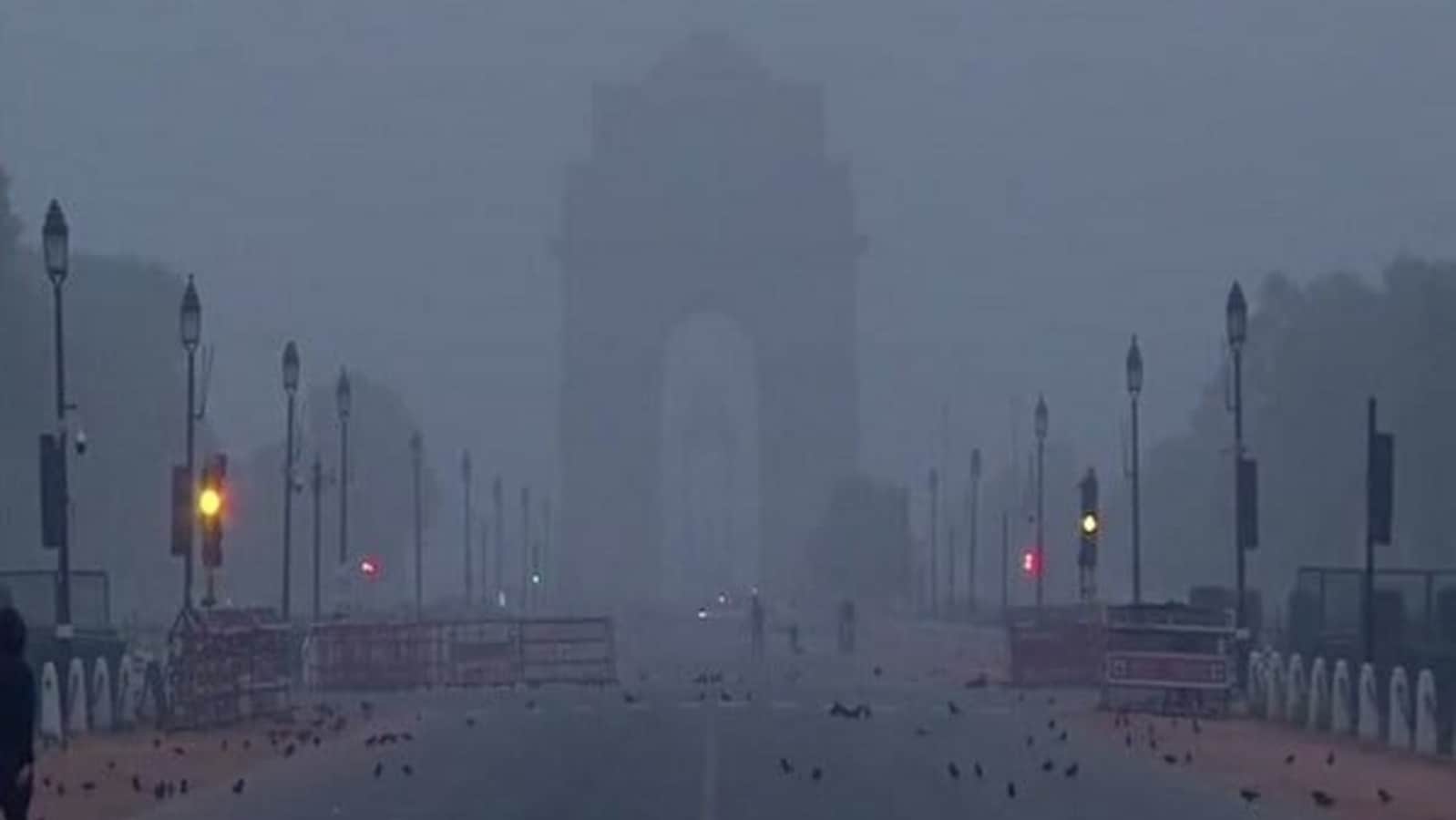 Delhi's Air Quality Deteriorates Post-Diwali, Minimum Temperature Drops 87 Days ahead of Diwali, Delhi's air quality drops to 'poor' category, AQI at 262 | Latest News Delhi -