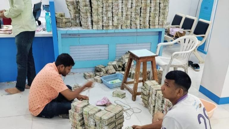 Income Tax recovers Rs 58 crore cash, 32 kg gold in raids conducted in Maharashtra - India News