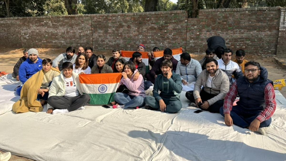 Sakshi Malik, Vinesh Phogat And Other Top Wrestlers Stage Protest Against The Wrestling Federation of India 86 Bajrang Punia, Sakshi Malik, Vinesh Phogat and others protest against Wrestling Federation of India - India Today