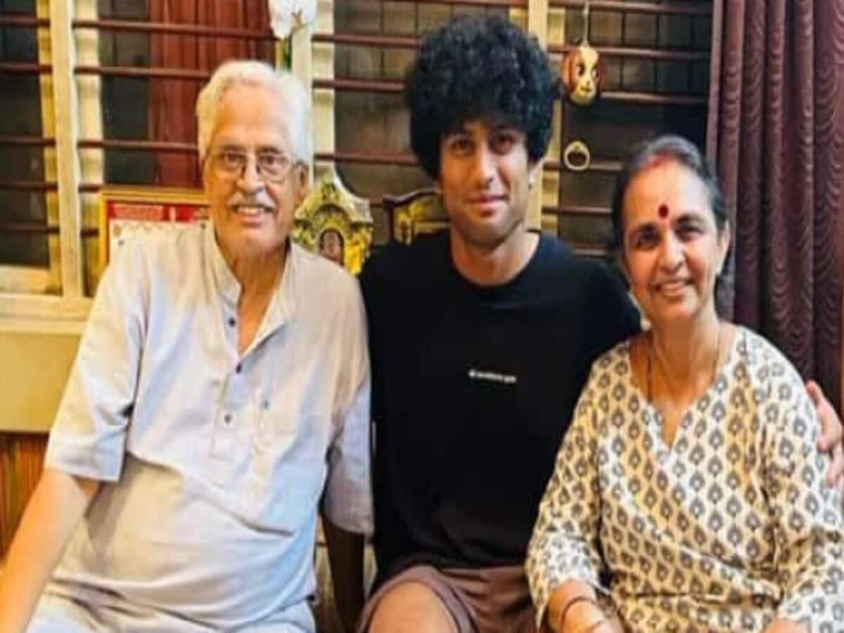 Rachin Ravindra Seeks Grandmother's Blessings In Bengaluru Amidst ICC World Cup 2023 Glory 87 Rachin Ravindra meets grandmother in Bengaluru Nazar Utarna Ritual Goes Viral World Cup 2023 - बेंगलुरु में दादी-दादी के घर पहुंचे रचिन रविंद्र, उतारी गई नजर, वीडियो ऐसा कि बार-बार ...