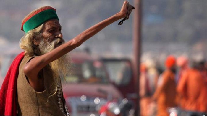 Meet Amar Bharati: The Sadhu Who Held His Hand Raised For 4 Decades 6 0*j8S3OlBDLeHOsrTd