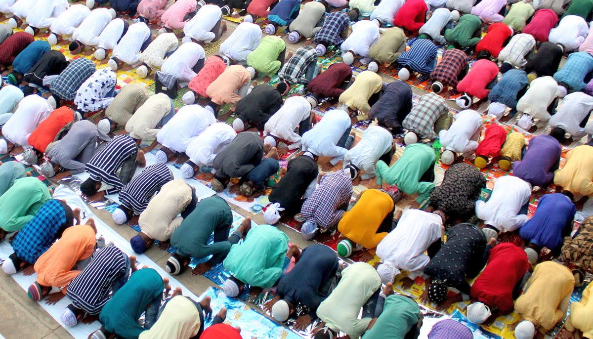 'Bajrang Dal' Stops A Taraweeh Namaz By Calling It A 'New Custom' 87 FIR over offering namaz in open 'expunged' in UP's Moradabad - Rediff.com India News