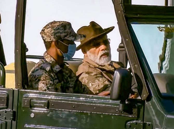 PM Modi Unable To Spot Tigers In Bandipura Forest Reserve : Leaders And Officials Blame The Driver 89 Modi goes on jungle safari at Bandipur Tiger Reserve - Rediff.com India News