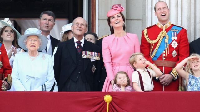 UK To Change Trooping the Colour Salute For the First Time to Serve Queen's "Comfort" 94 Trooping the Colour: What is it and why do the Royal Family attend? - CBBC Newsround