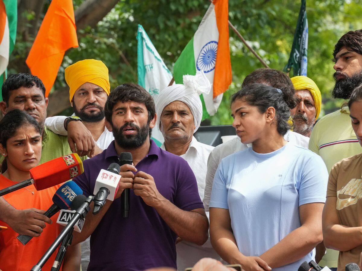 Wrestlers Sakshi Malik, Bajrang Punia, and Vinesh Phogat Protest WFI Chief, Threaten to Immerse Medals in River Ganga 87 Goli Maar Do Hume': Bajrang Punia Says Sakshi Malik Detained As Scuffle Breaks Out With Cops Wrestlers Protest