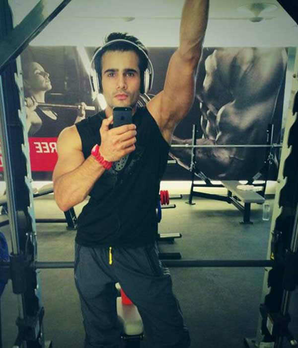 7 Unknown Facts About Karan Tacker Who Plays Amit Lodha In Khakee: The Bihar Chapter 92 TV actor Karan Tacker poses for gym selfie
