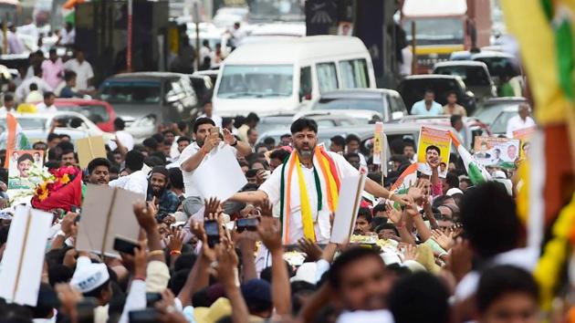 Has Congress Found A Solution For Bengaluru’s Traffic Problem? 87 Not allies': Siddaramaiah criticises DK Shivakumar for holding JD(S) flag | Latest News India - Hindustan Times