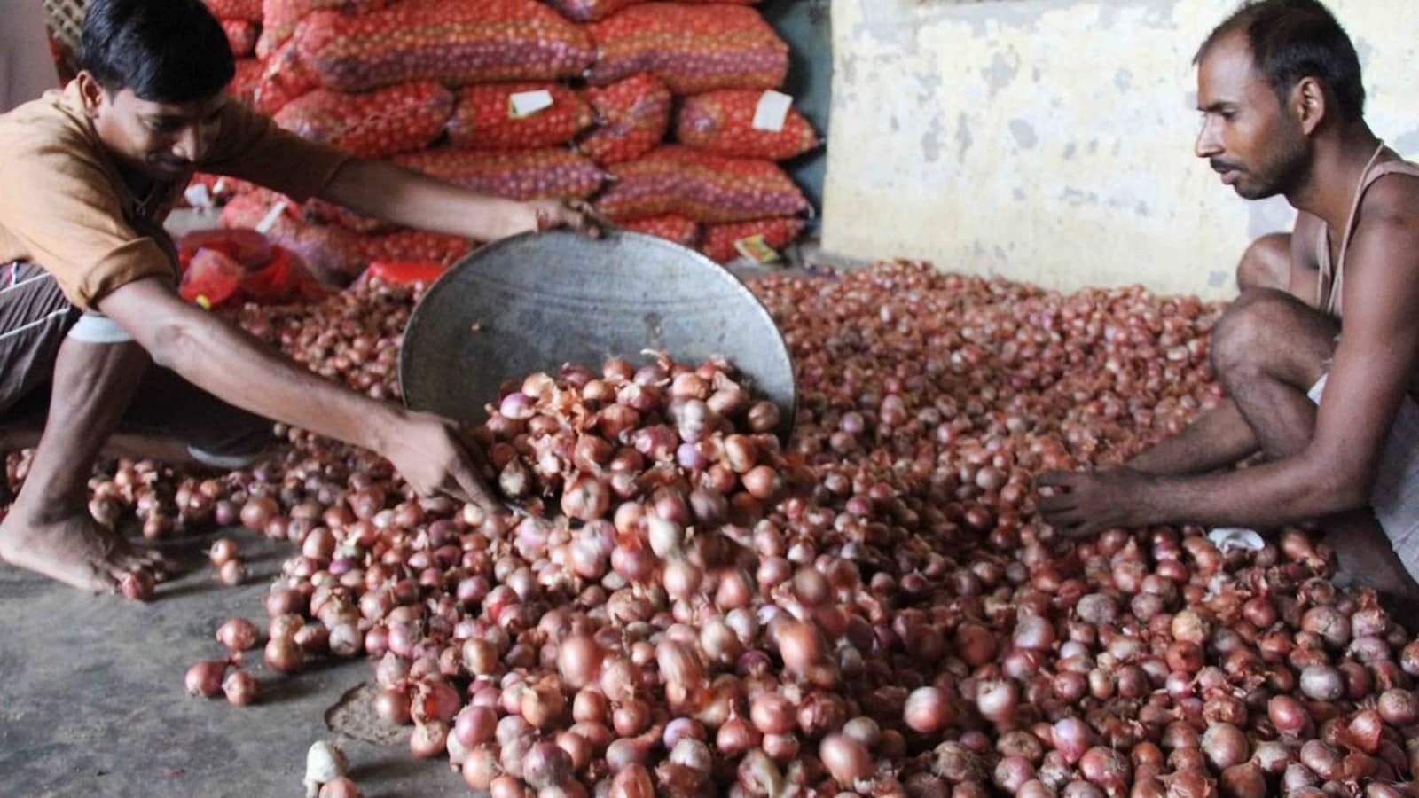 Surging Onion Prices In Bengaluru, Leaves Consumers And Traders Triggered 88 Explained | Here's why onion prices are on the rise across India