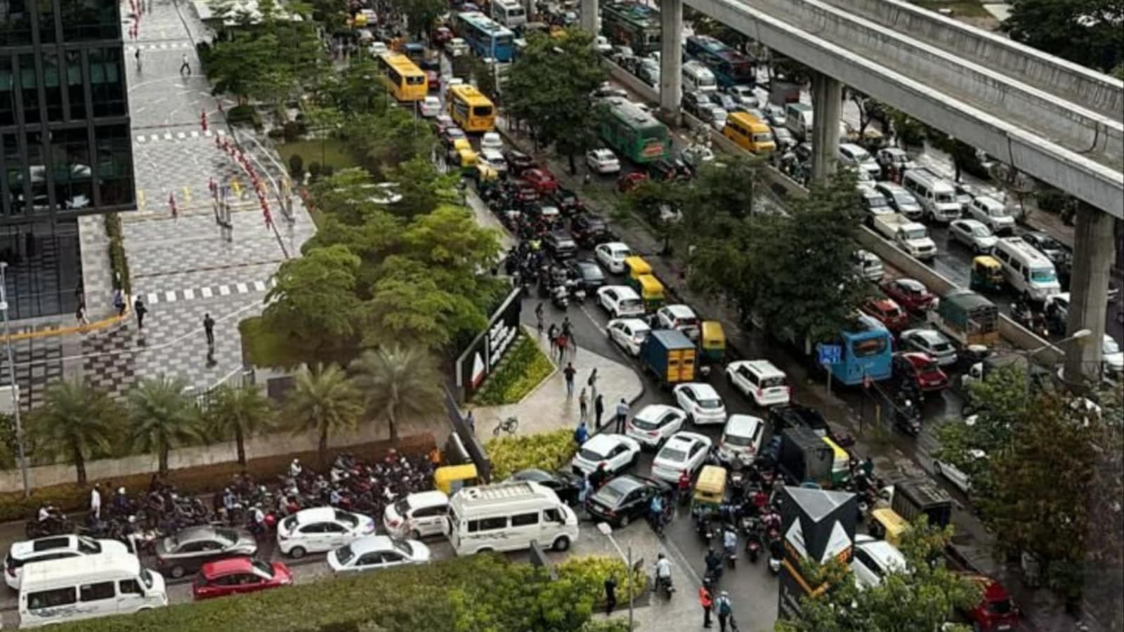 Traffic Standstill On Christmas Eve | Phoenix Mall Charges Rs 200 As Pedestrian Fee 89 Bengaluru saw steepest rise in rentals in 2023. Landlords hiked rents by 30%, find surveys
