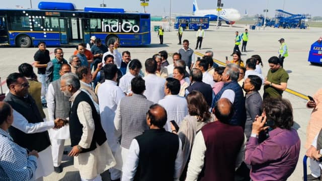 congress leader pawan khera deboarded from plane in igi airport - India  Hindi News - पवन खेड़ा को विमान से उतार किया गया गिरफ्तार; कांग्रेसियों का  एयरपोर्ट पर हंगामा