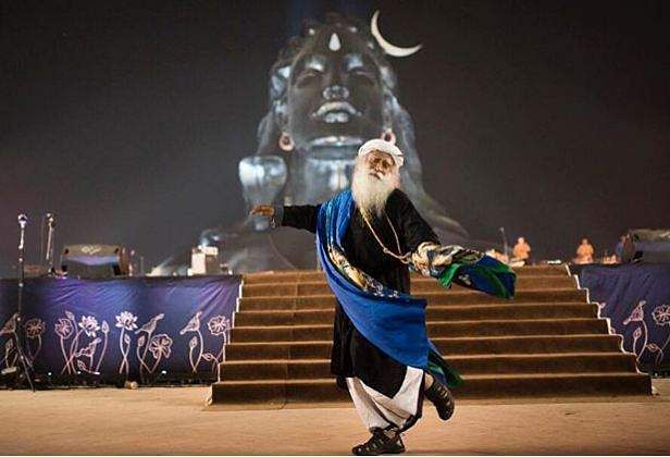 Spiritual Moves: Watch Sadhguru Jaggi Vasudev Dance at Isha Yoga Centre Celebrating Maha Shivratri