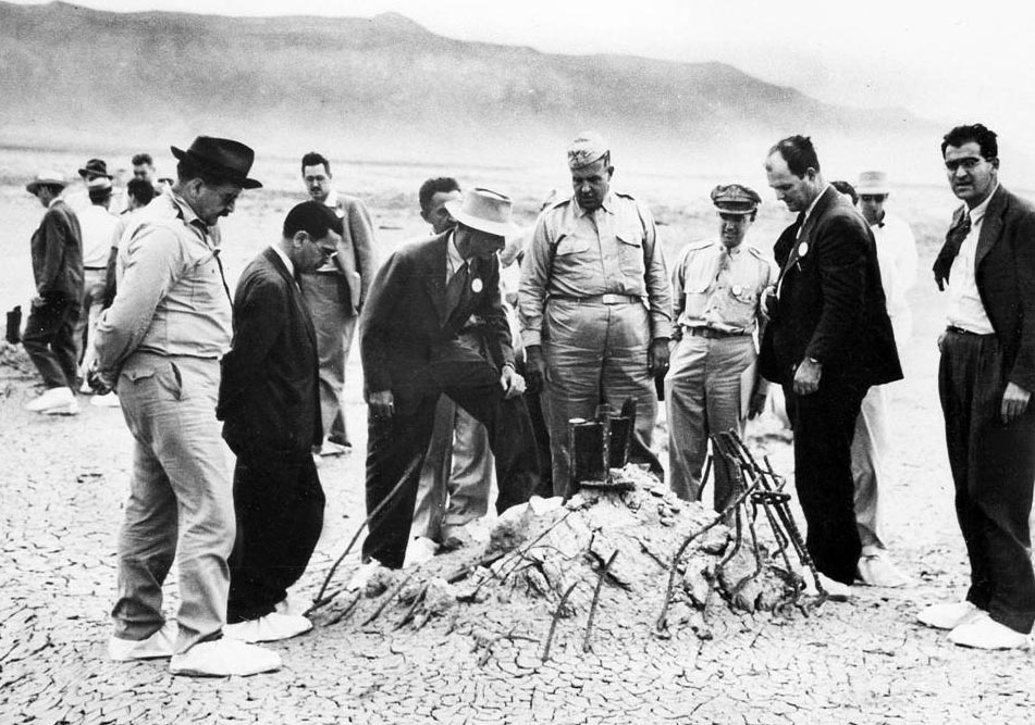 The Lesser-Known Facts about J. Robert Oppenheimer, The Atomic Bomb Pioneer 93 File:Trinity Test - Oppenheimer and Groves at Ground Zero 001.jpg - Wikimedia Commons