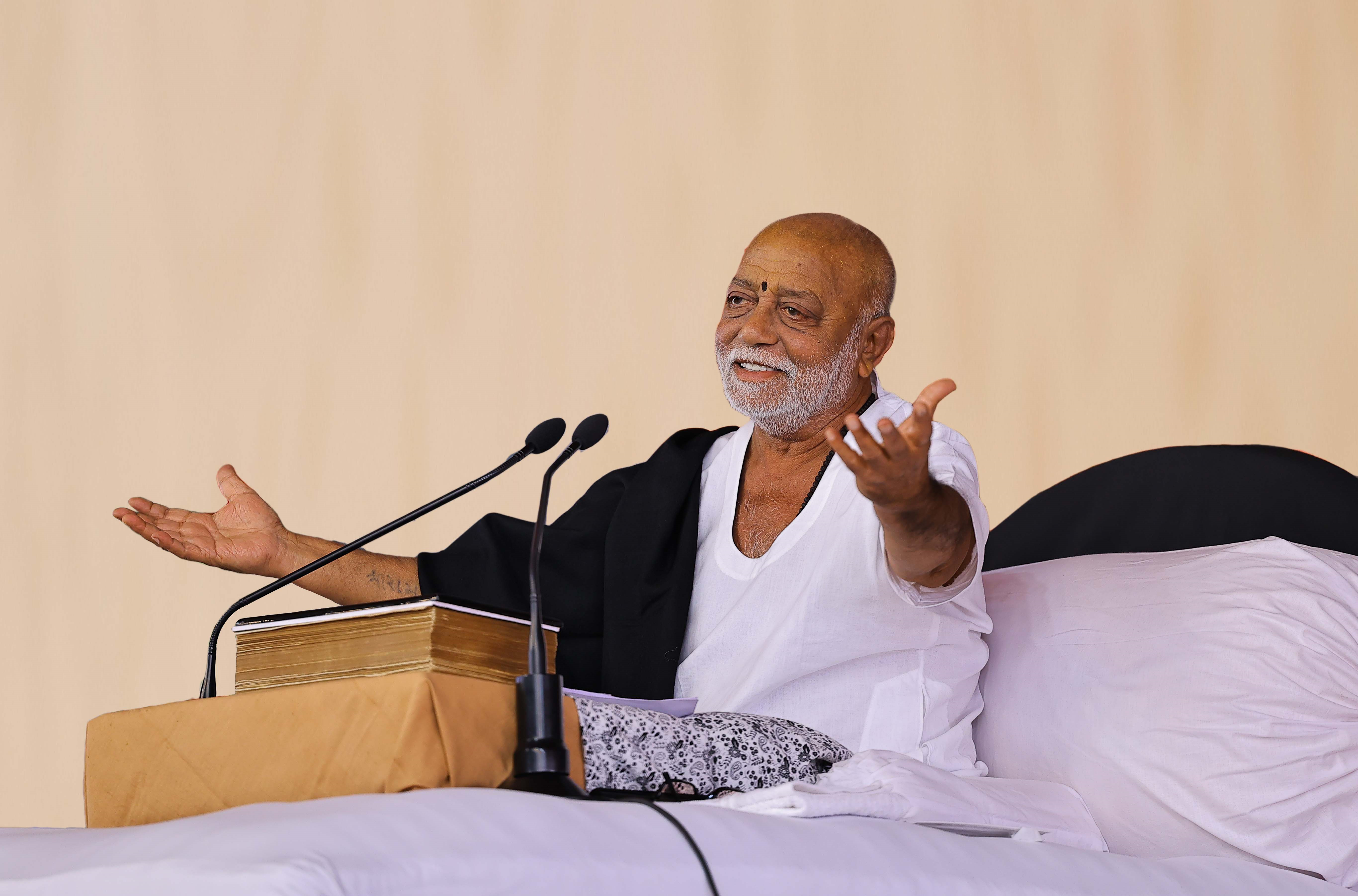 From Politician To Devotee: UK PM Attends Morari Bapu's 'Ram Katha' At Cambridge 90 Morari Bapu