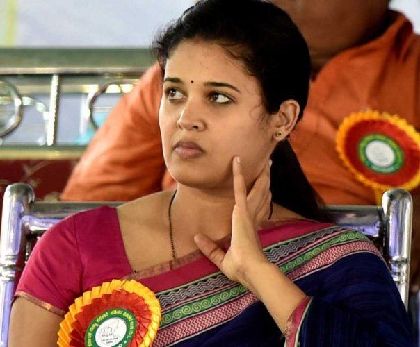Rohini Sindhuri vs Roopa IPS - An Ugly Bureaucratic Battle Explained 98 Rohini Sindhuri (IAS Officer) Age, Caste, Husband, Family, Biography & More » StarsUnfolded