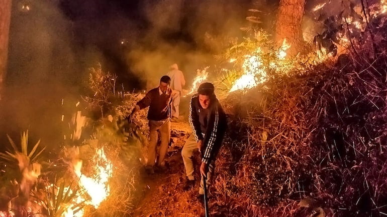 Unprecedented forest fire in Uttarakhand, over 40 active spots 90 India Today