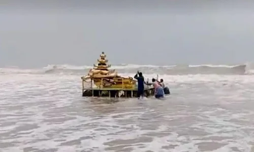 Amid cyclone Asani, a mysterious gold-coloured chariot washes ashore in Andhra’s Srikakulam 5 Mysterious Gold-Coloured Chariot Washes Ashore In Andhra'S Srikakulam