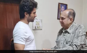 Vijay Devarakonda Meets The Owner Of Maratha Mandir Manoj Desai; Days After He Is Called 'Arrogant' 86 vijay