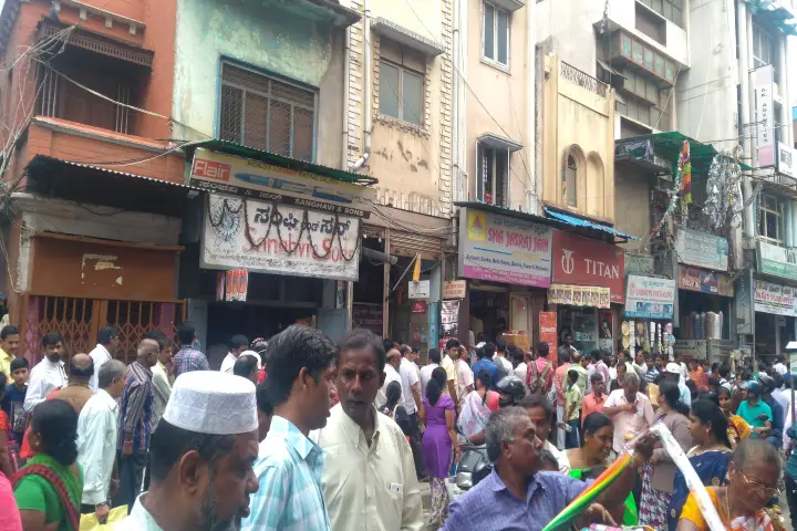 This Is The Most Crowded Store In Bengaluru During Diwali, But Why? | Avenue Road 101 Sha Jasraj Jain store