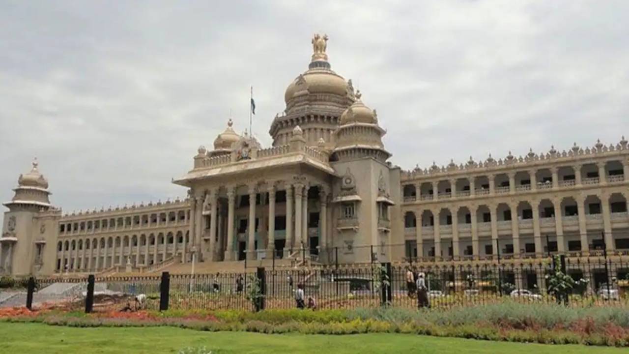 Karnataka Government Announces Reservations For Lingayats and Vokkaligas : Know The Details 87 Panchamasali Reservation: ಒಕ್ಕಲಿಗ ಹಾಗೂ ಲಿಂಗಾಯತರಿಗೆ ಪ್ರತ್ಯೇಕ ಕೆಟಗರಿ ರಚನೆ: ಮೀಸಲಾತಿ ಪರಿಹರಿಸಲು ಬೊಮ್ಮಾಯಿ ಸರ್ಕಾರದ ಹೊಸ ಸೂತ್ರ - Karnataka Govt Creates 2C 2D category For vokkaliga ...