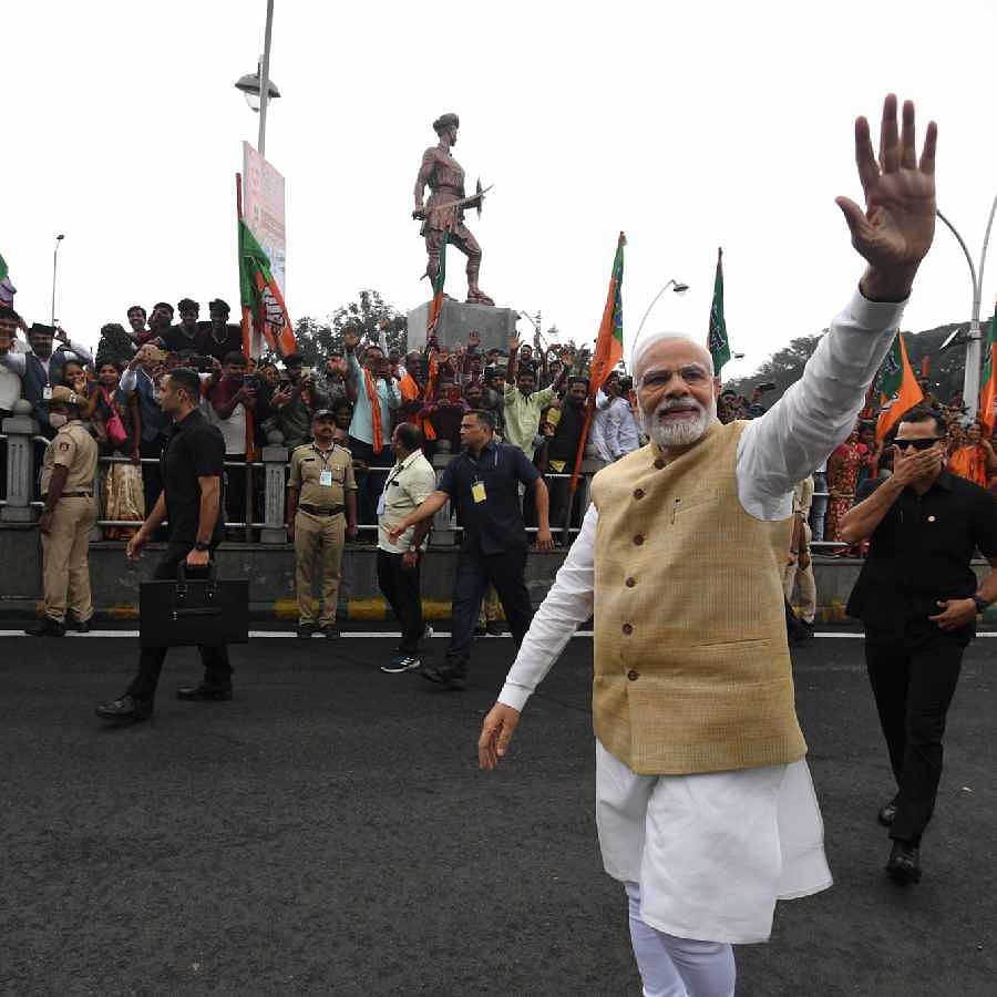 Modi in Bengaluru: Locals Call Out Traffic Ruckus And Inconvenience 90 ಪ್ರಧಾನಿ ನರೇಂದ್ರ ಮೋದಿ ಇಂದು ಬೆಂಗಳೂರಿಗೆ ಆಗಮಿಸಿದ್ದು, ವಿವಿಧ ಕಾರ್ಯಕ್ರಮಗಳಲ್ಲಿ ಪಾಲ್ಗೊಂಡಿದ್ದಾರೆ.