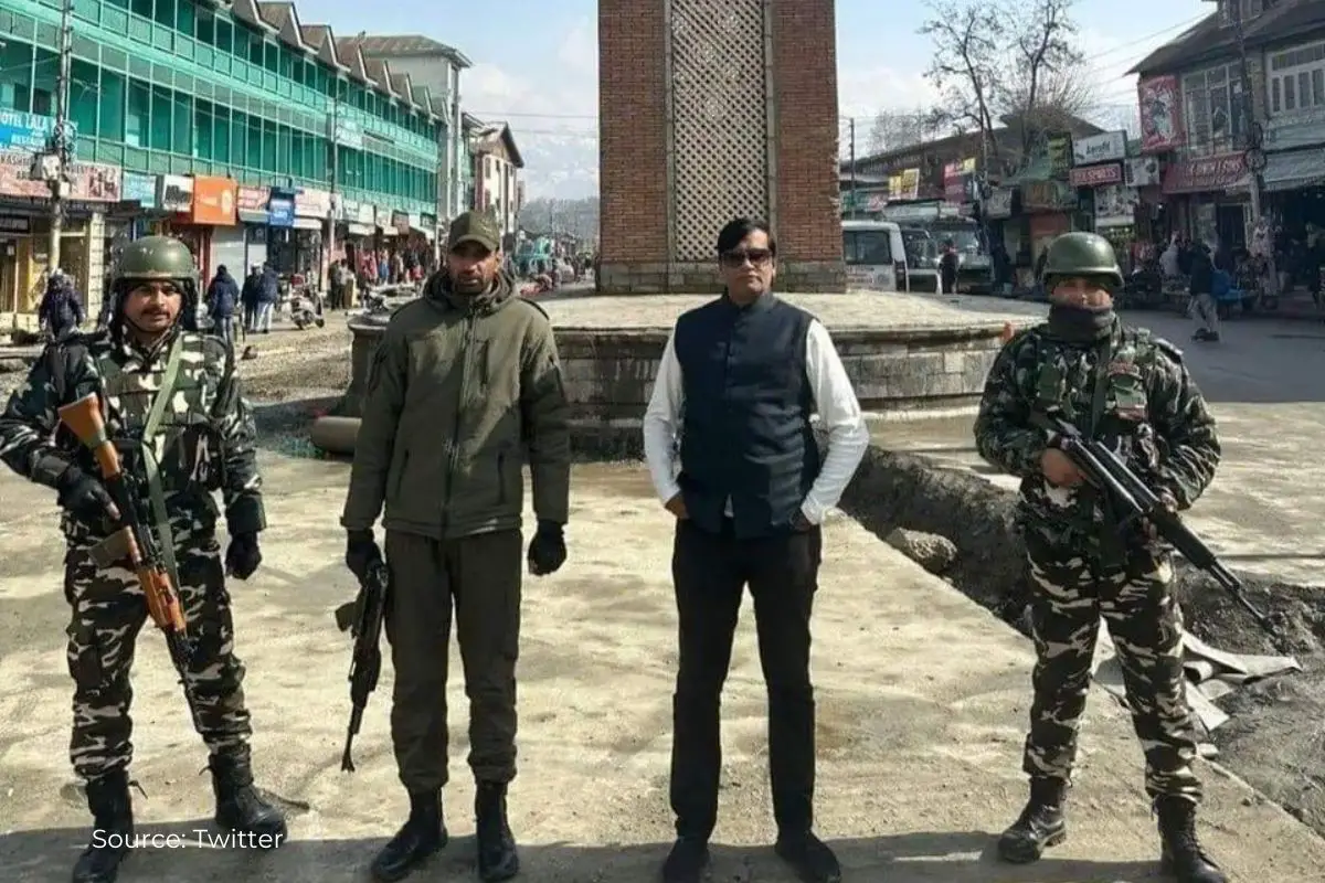 A Man Posing As A PMO Official Arrested From Srinagar : Know More 91 Story of Gujarati thug Kiran Bhai Patel who exposed India's security service