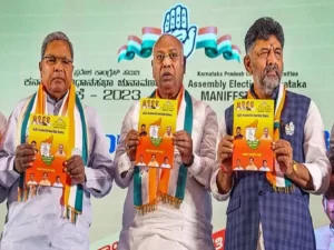 Congress Leaders With The Party Manifesto