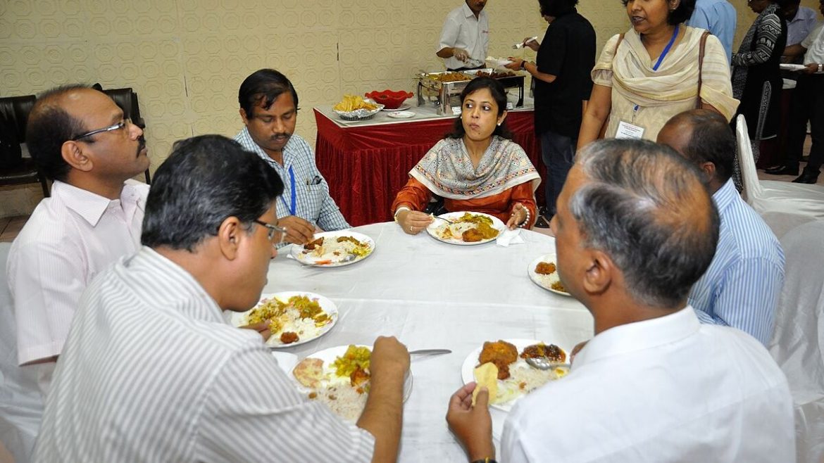 A Club Provides Free Lunch In Jayanagar : All You Need To Know 87 This Place In Bangalore's Jayanagar Offers Free Lunch To All & Serves Over 1000 People!