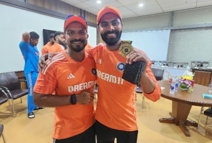 T Dilip: From Math Tutor To Team India's Fielding Coach 88 Ravindra Jadeja's Medal Ceremony: T Dilip Surprises Indian Players After Win Against Bangladesh – WATCH |