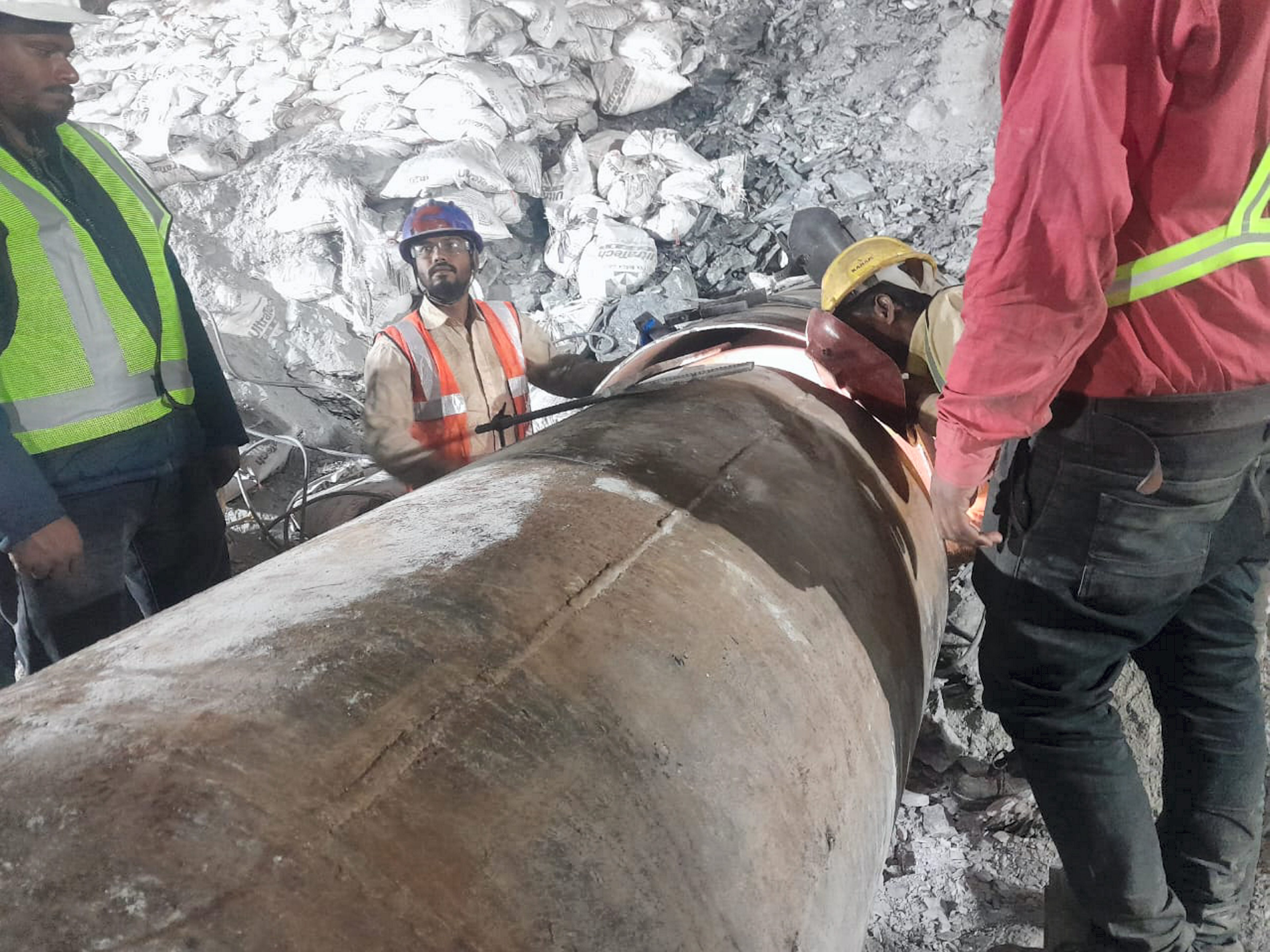 Uttarakhand Tunnel Collapse |40 Workers Trapped |Stranded For 120+ Hours | 88 Uttarakhand Tunnel Collapse Live Updates: Over 120 hours gone, rescuers inch closer to 40 trapped workers as new machine drills through 21 m of rubble